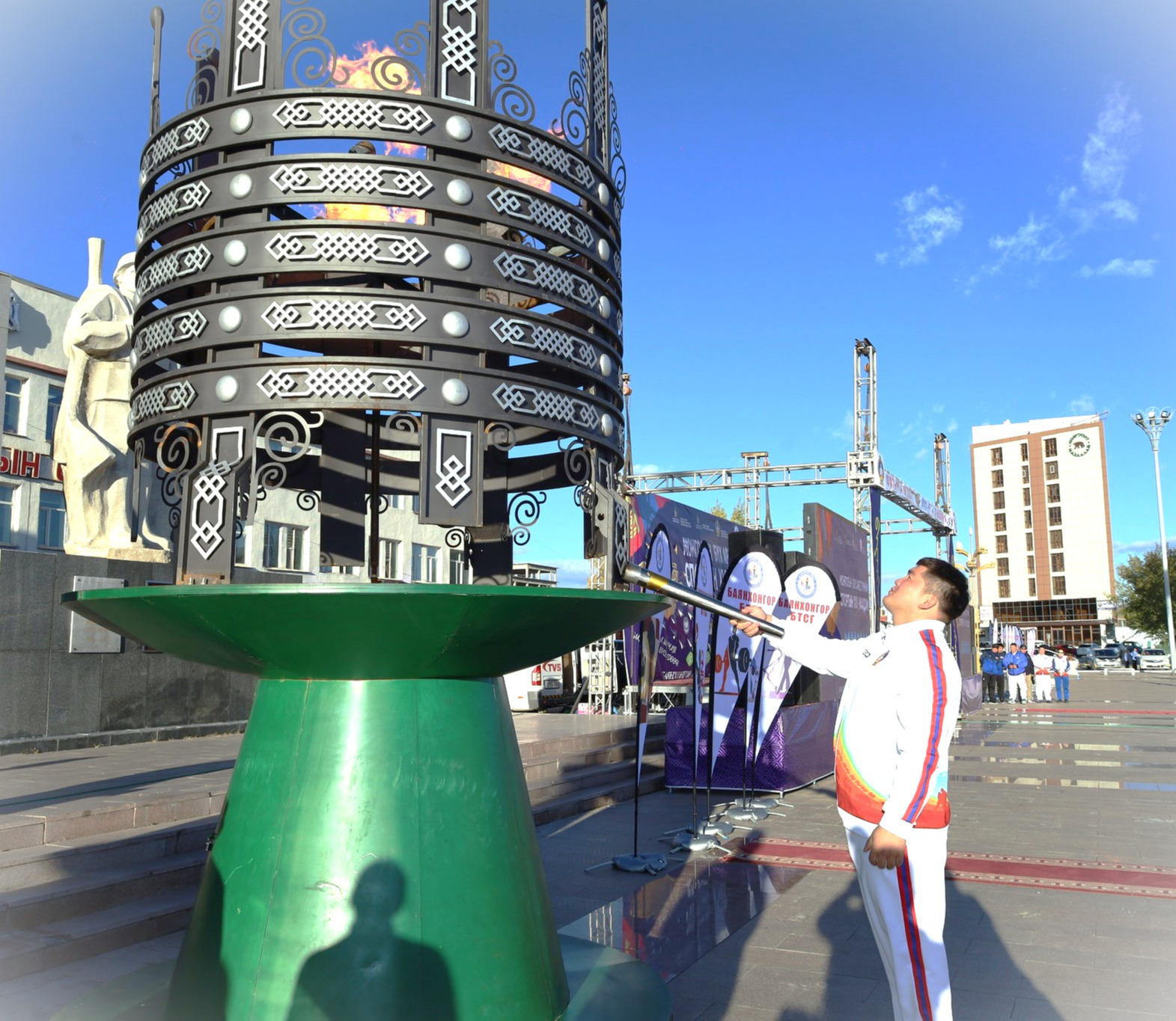 Монголын бүх ард түмний спортын наадмын галт бамбарыг Улсын арслан Э.Батмагнай асаалаа